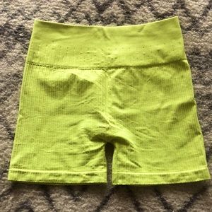 NWOT LeLe active dunes Amanda 4 in short